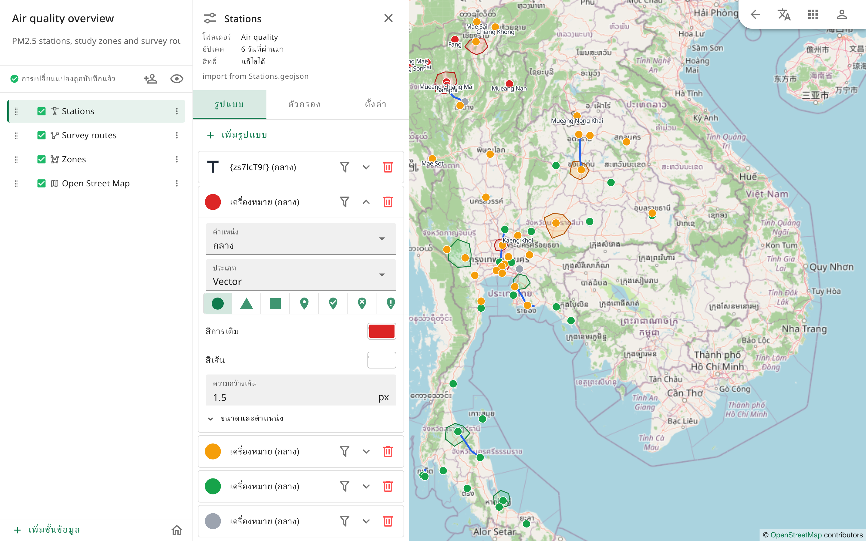 หน้าแก้ไขของแผนที่ Air quality overview ทางซ้ายเป็น layer สี่อัน ตรงกลางเปิดแท็บรูปแบบของ layer Stations มี label หนึ่งแถวและเครื่องหมายสี่แถว แถวสีแดงเปิดค่าไว้ ทางขวาเป็นแผนที่